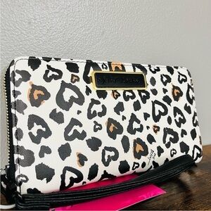 Betsey Johnson XOZIPP-P Zip Around Wallet Wristlet NWT | Leopard Heart Print